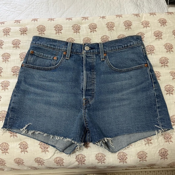Levi’s 501 High Rise Women’s Shorts Raw Hem - Picture 2 of 9